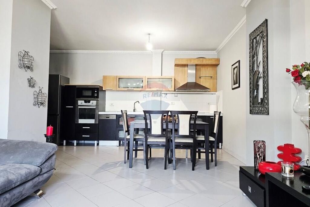 Apartament 2+1 te Usluga Stac. Trenit!