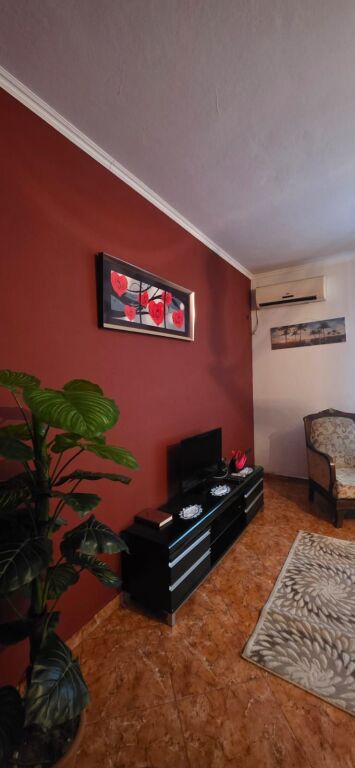 Jepet me qera Shtepi private me oborr tek Blvd i ri