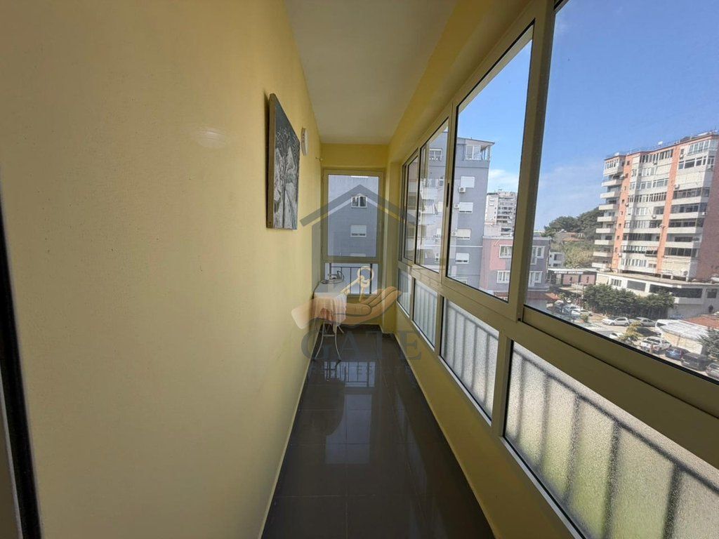 Jepet me qira apartament 3+1 me 2 tualete dhe 2 ballkone në zonën e Vollgës