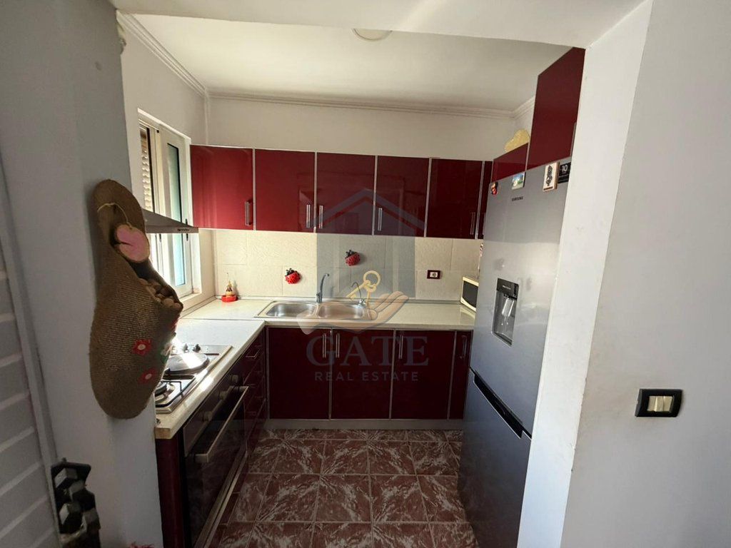 Shitet Apartament 1+1, tek Kryqi i Kuq ,Durrës