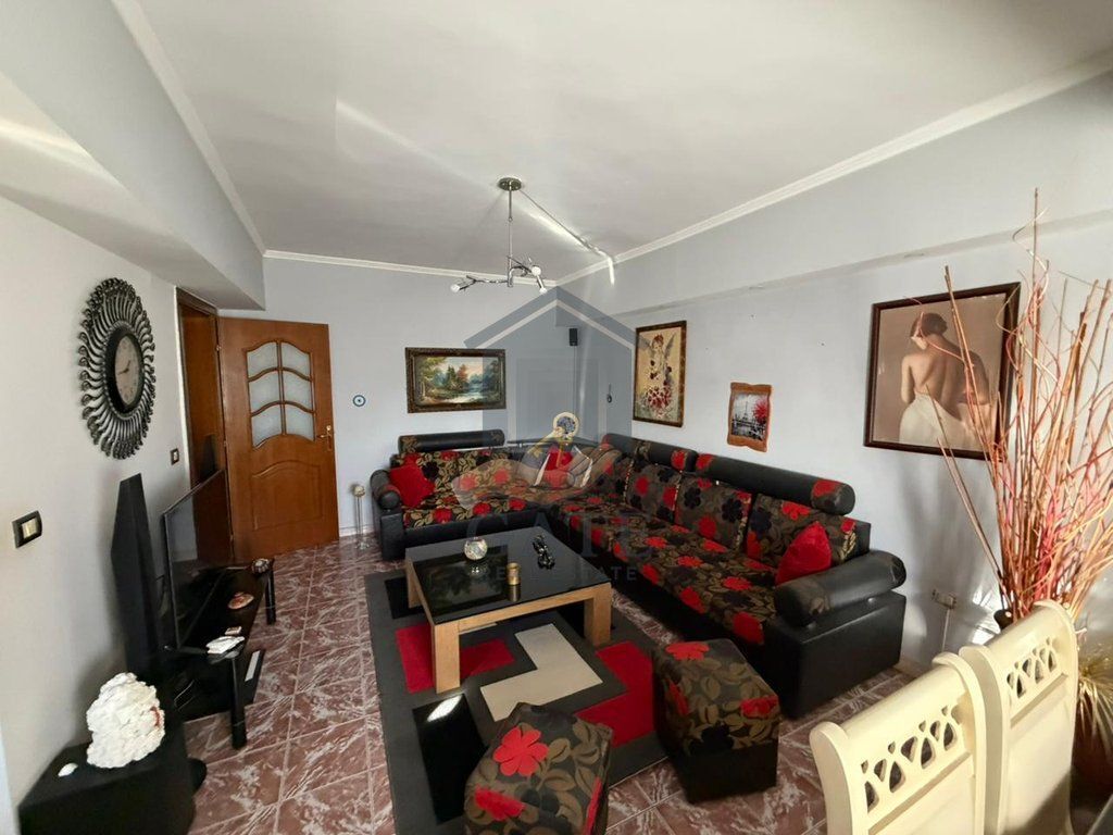Shitet Apartament 1+1, tek Kryqi i Kuq ,Durrës