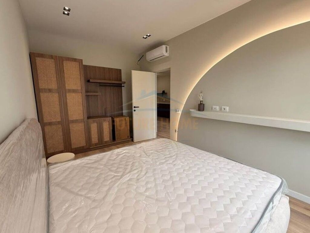 Shitet, Apartament 1+1, Rruga e Barrikadave, Tiranë.