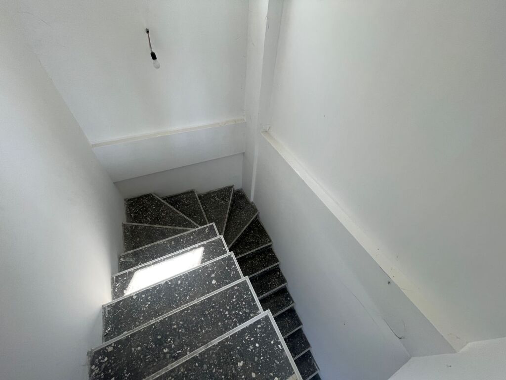 Shitet apartament duplex me sipërfaqe totale 138.5 m² dhe verandë 56 m².