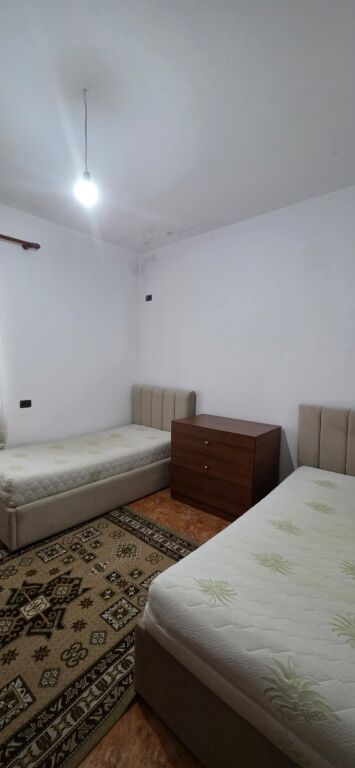 Jepet me qera Shtepi private me oborr tek Blvd i ri