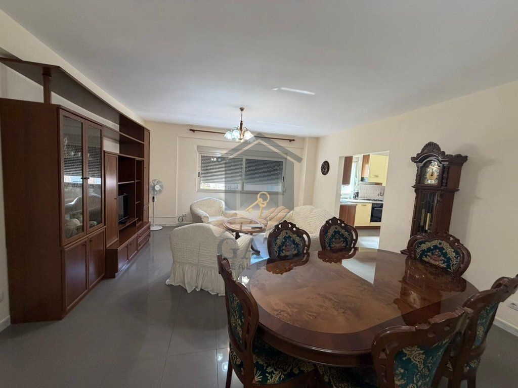 Jepet me qira apartament 3+1 me 2 tualete dhe 2 ballkone në zonën e Vollgës