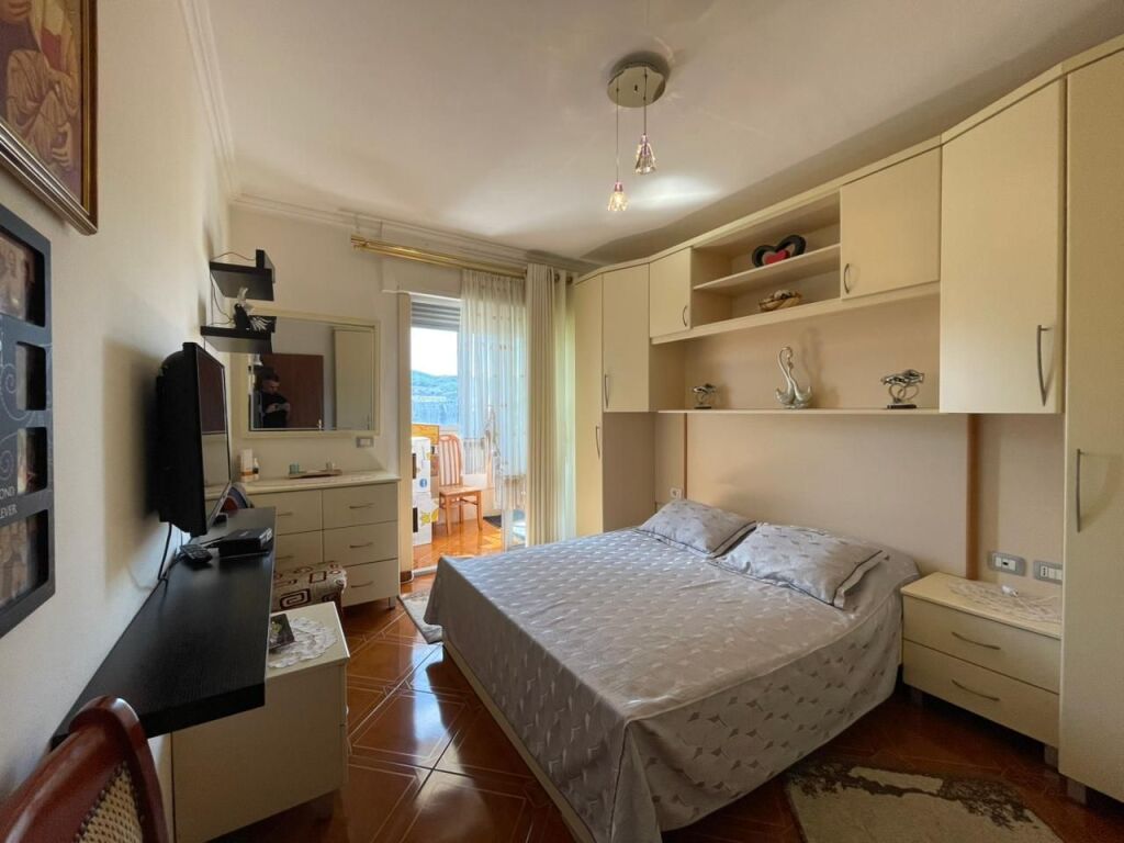 Apartament 2+1 per shitje tek Komuna e Parisit.