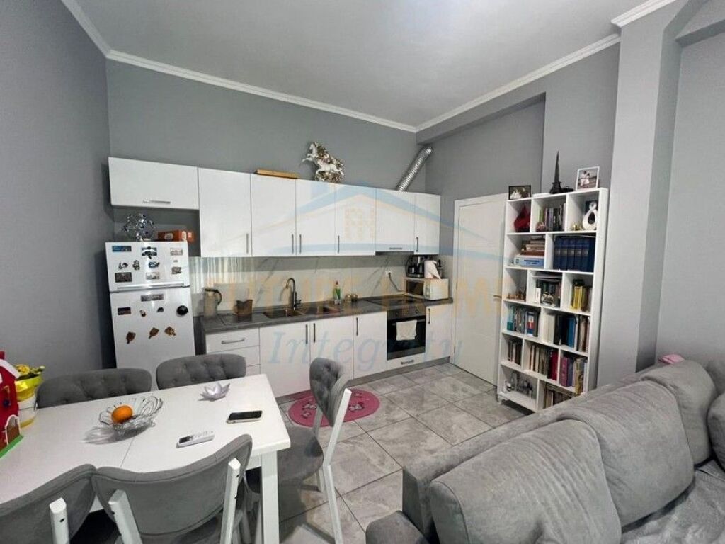 Shitet, Apartament 2+1, Fresku, Tiranë.
