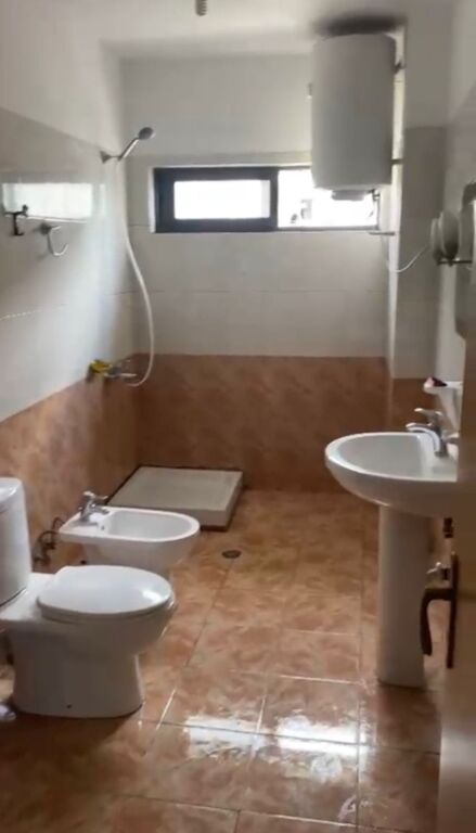 APARTAMENT 2+1 ME QERA - TEK 21 DHJETORI, 60,000 LEKE