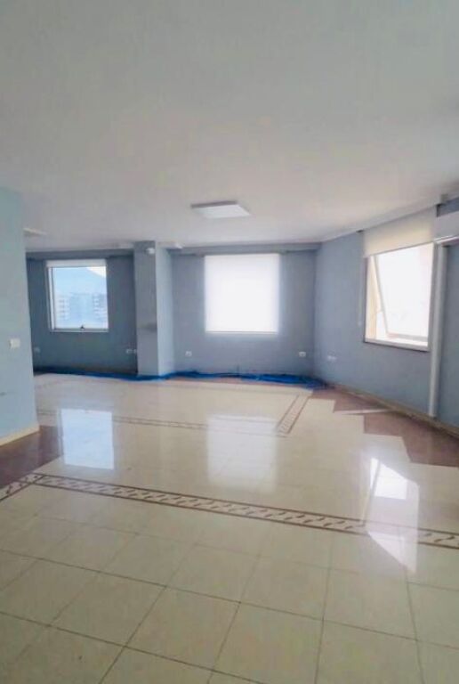 AMBIENT PER ZYRA, ISH STACIONI TRENIT!