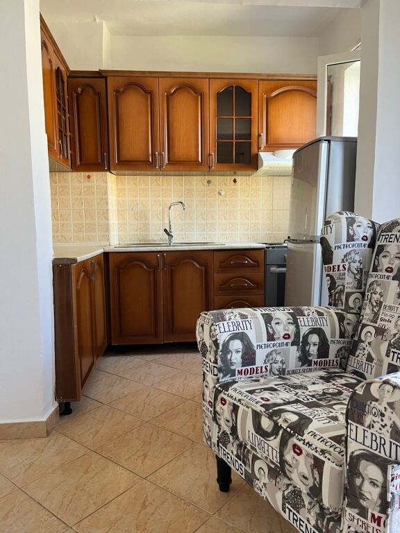 Apartament 1+1 me qira prane Xhamise Xhura!