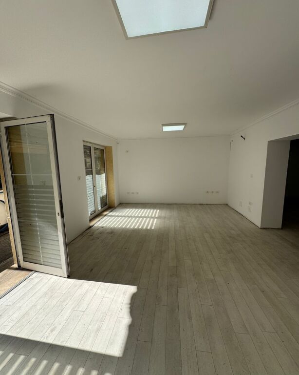 🏢 JEPET ME QIRA | Ambient Biznesi – 21 Dhjetori (Rr. Sander Prosi, pranë Mozaikut