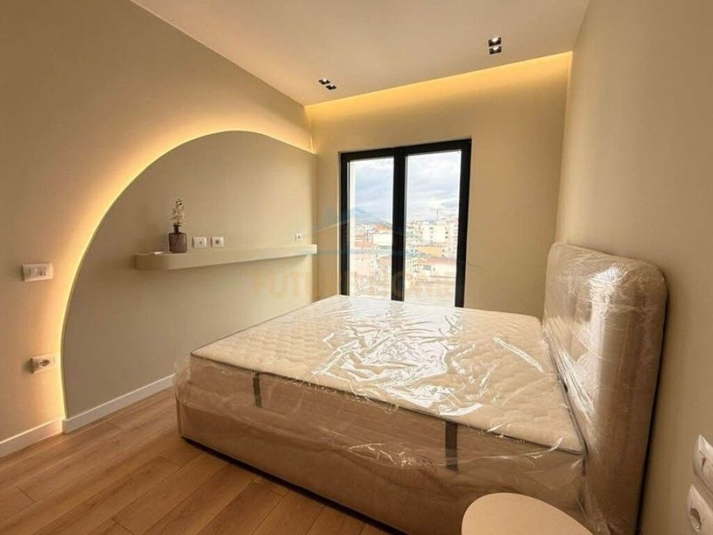 Shitet, Apartament 1+1, Rruga e Barrikadave, Tiranë.