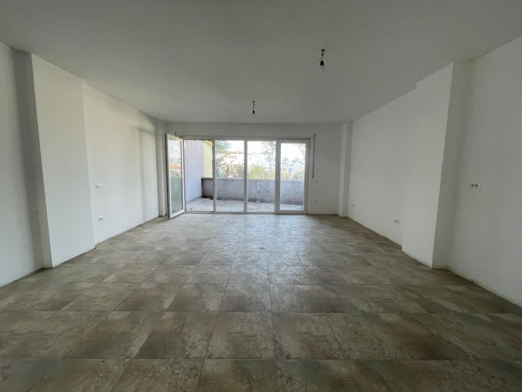 Shitet apartament duplex me sipërfaqe totale 138.5 m² dhe verandë 56 m².