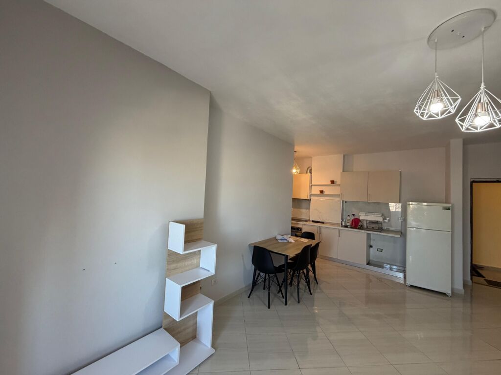 Jepet me qera apartament 1+1 kati 7 me ashensor