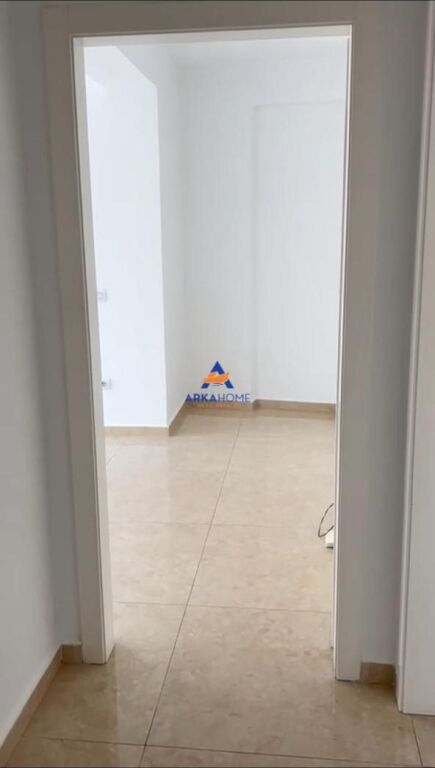 AMBJENT PER ZYRA ME QERA 105 M2 " TREGU CAM " 1100 EURO