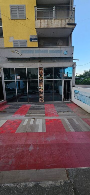 SHITET BAR RESTORANT 108M2 + 60M2 VERANDE ILIRIA PLAZH