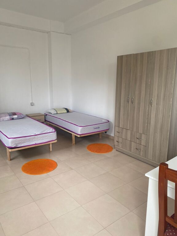 Garsionere 27000leke.Pallati me shigjeta