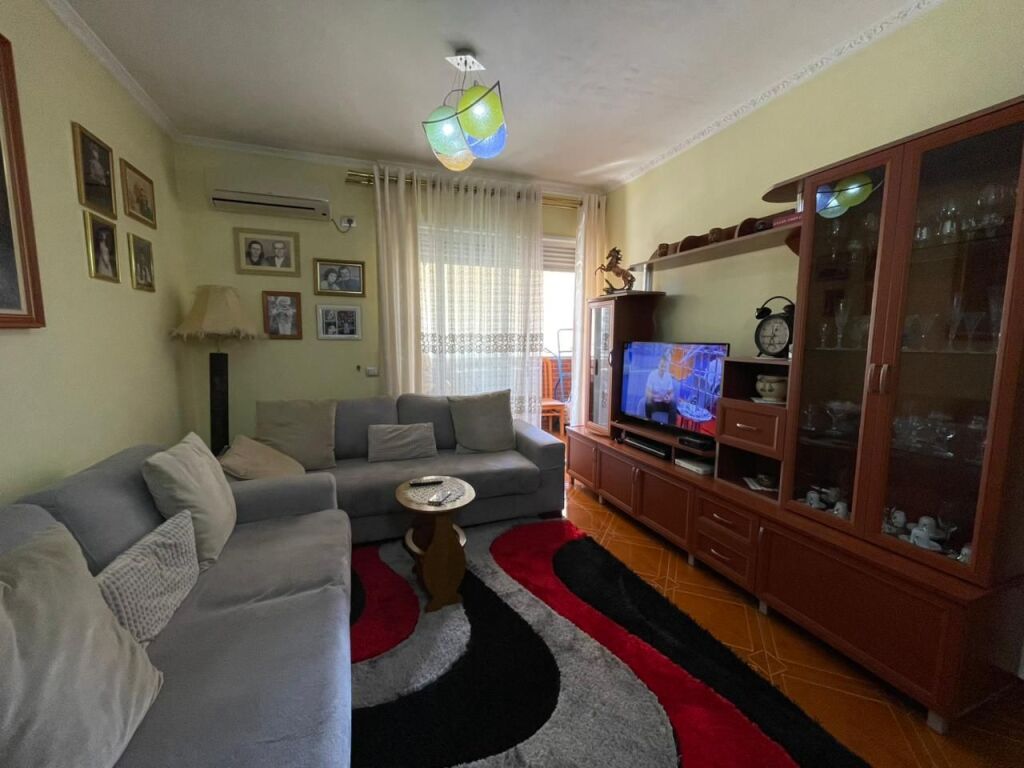 Apartament 2+1 per shitje tek Komuna e Parisit.