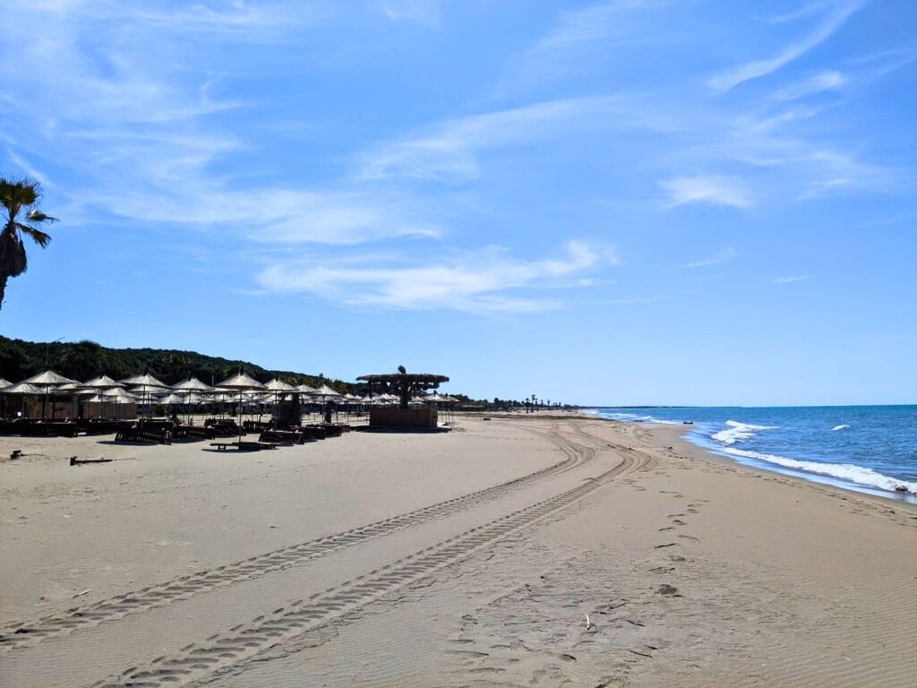 SHITEN 2 OBJEKTE 3-KATËSHE + TOKË NË SPILLE – INVESTIM ME POTENCIAL TË JASHTËZAKONSHËM