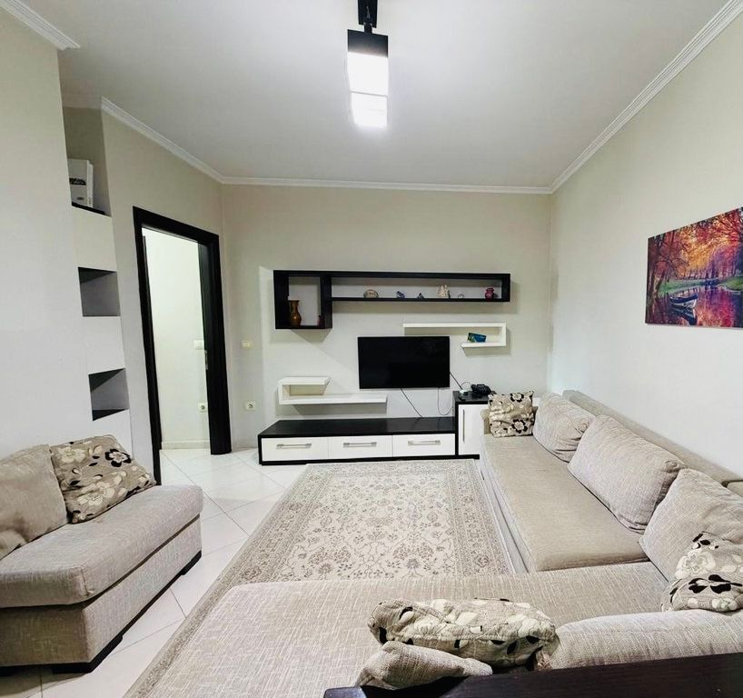 Jepet me qera apartament 2+1+2 në zonën e Astirit, përballë Vila L