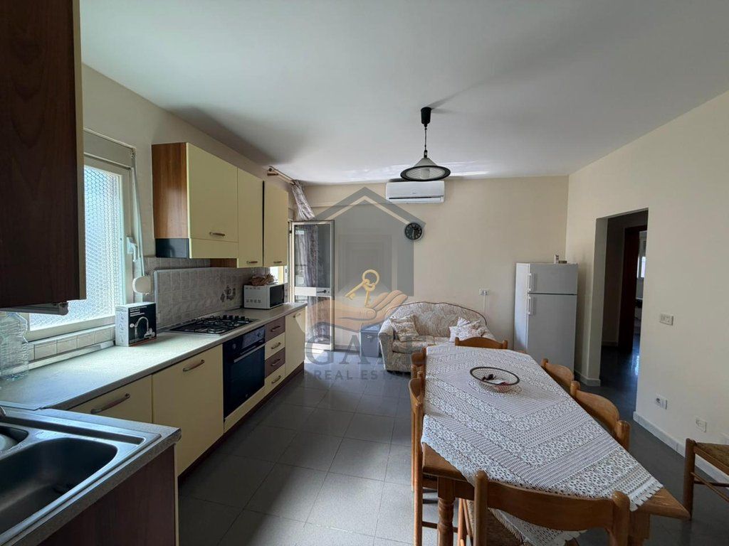 Jepet me qira apartament 3+1 me 2 tualete dhe 2 ballkone në zonën e Vollgës