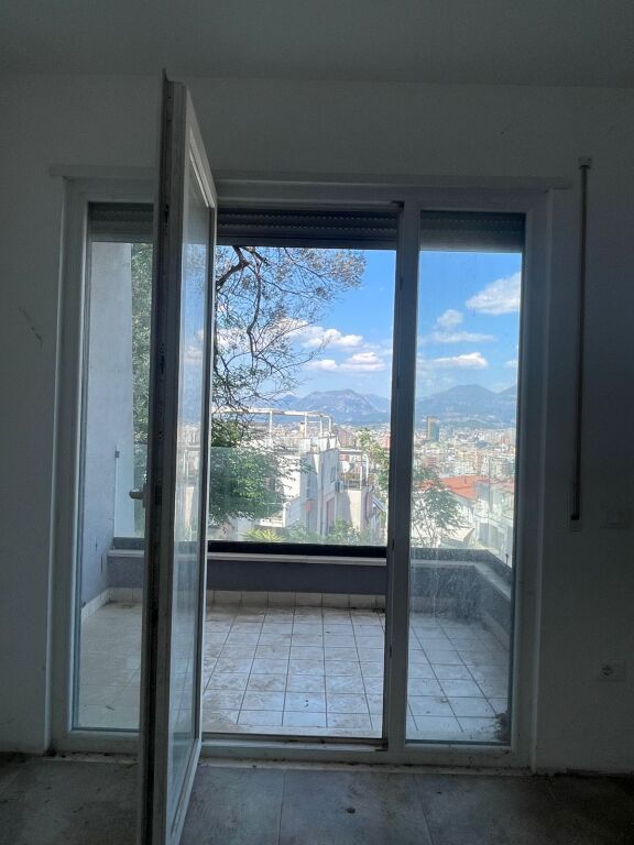 Shitet apartament duplex me sipërfaqe totale 138.5 m² dhe verandë 56 m².