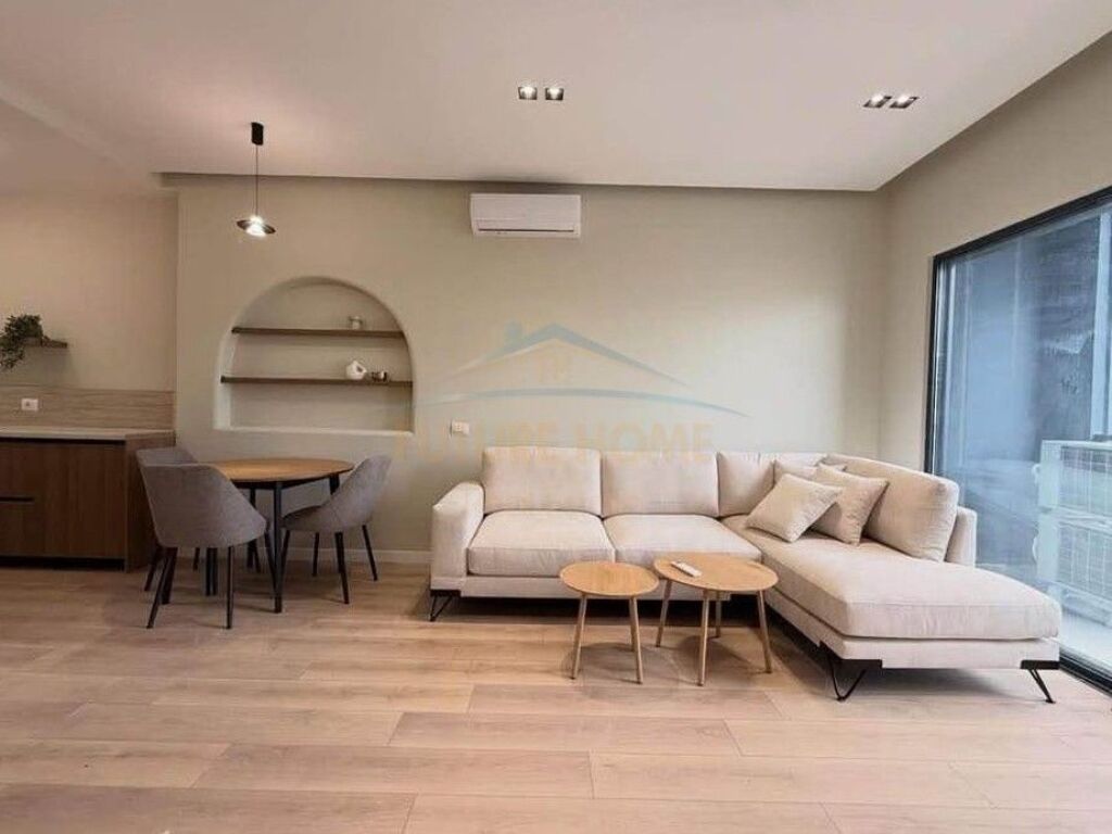 Shitet, Apartament 1+1, Rruga e Barrikadave, Tiranë.