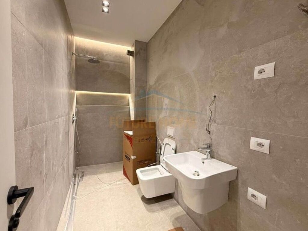 Shitet, Apartament 1+1, Rruga e Barrikadave, Tiranë.