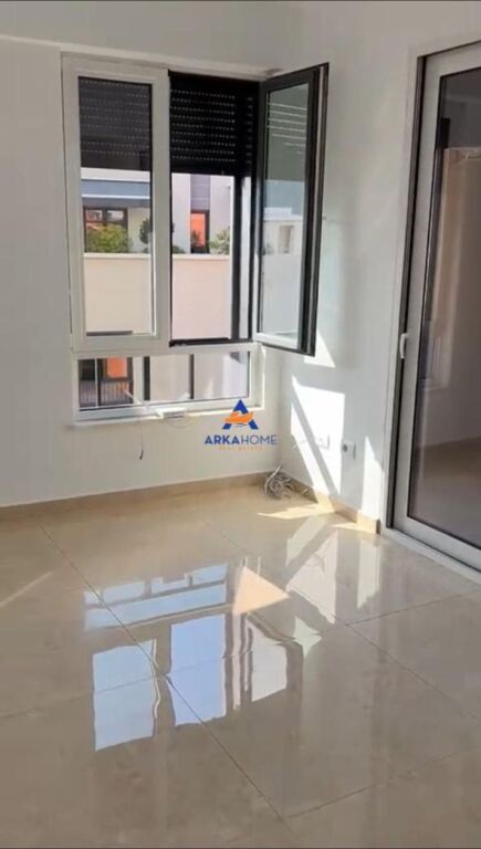 AMBJENT PER ZYRA ME QERA 105 M2 " TREGU CAM " 1100 EURO