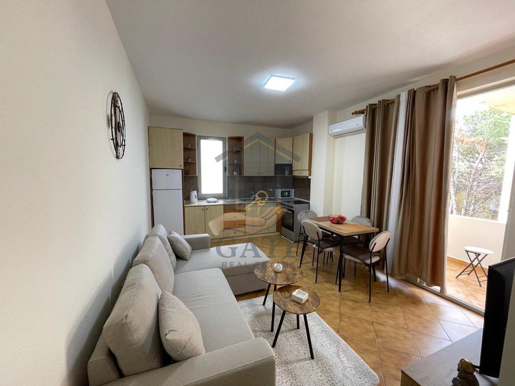 Shitet apartament 1+1+ garazh,