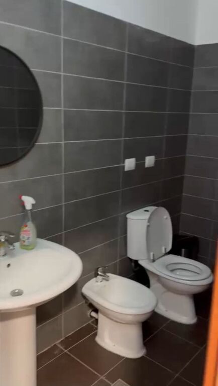 🏢Rruga Siri Kodra,prane Supermarket Xhangollit,jepet me qera apartament 2+1+2,i mobiluar 65,000Leke