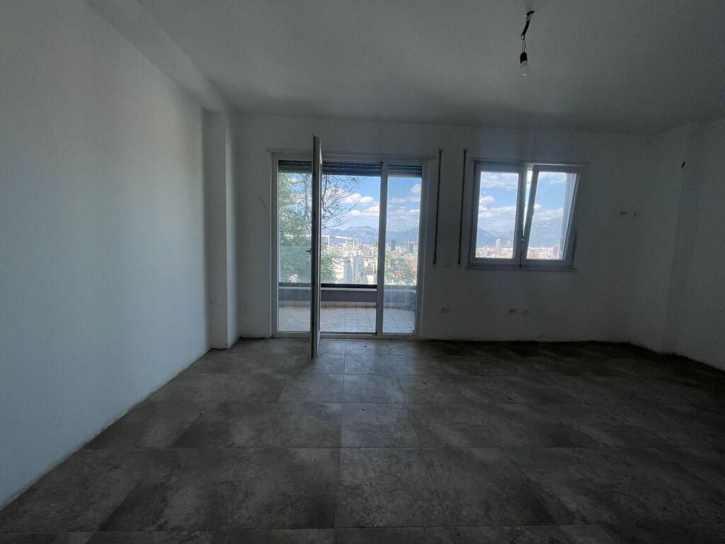 Shitet apartament duplex me sipërfaqe totale 138.5 m² dhe verandë 56 m².