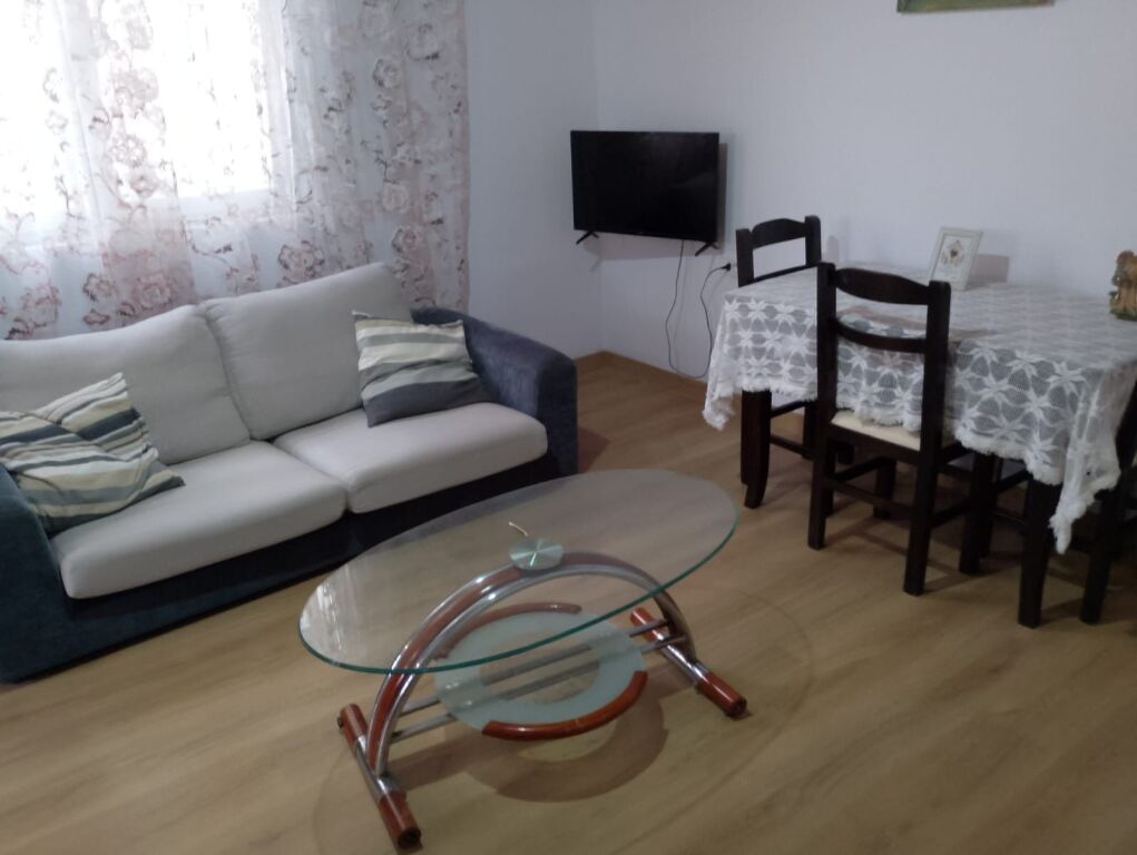 Jepet Me Qera Apartament 1+1+1 Verande
