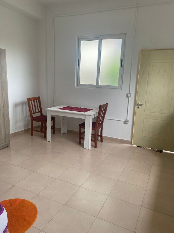 Garsionere 27000leke.Pallati me shigjeta