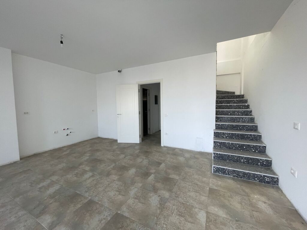 Shitet apartament duplex me sipërfaqe totale 138.5 m² dhe verandë 56 m².