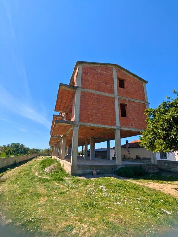 SHITEN 2 OBJEKTE 3-KATËSHE + TOKË NË SPILLE – INVESTIM ME POTENCIAL TË JASHTËZAKONSHËM