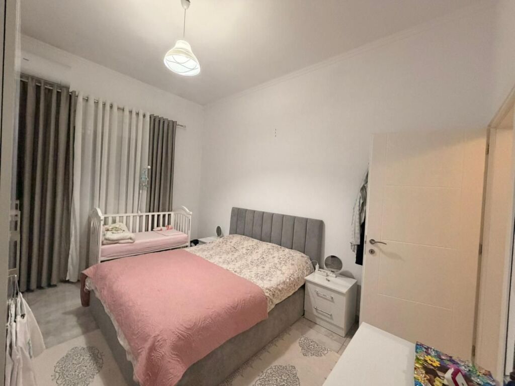 Shitet 2+1 totalisht i mobiluar ne FRESK 135.000 Euro