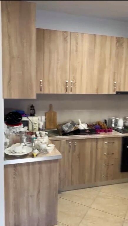 🏢Rruga Siri Kodra,prane Supermarket Xhangollit,jepet me qera apartament 2+1+2,i mobiluar 65,000Leke