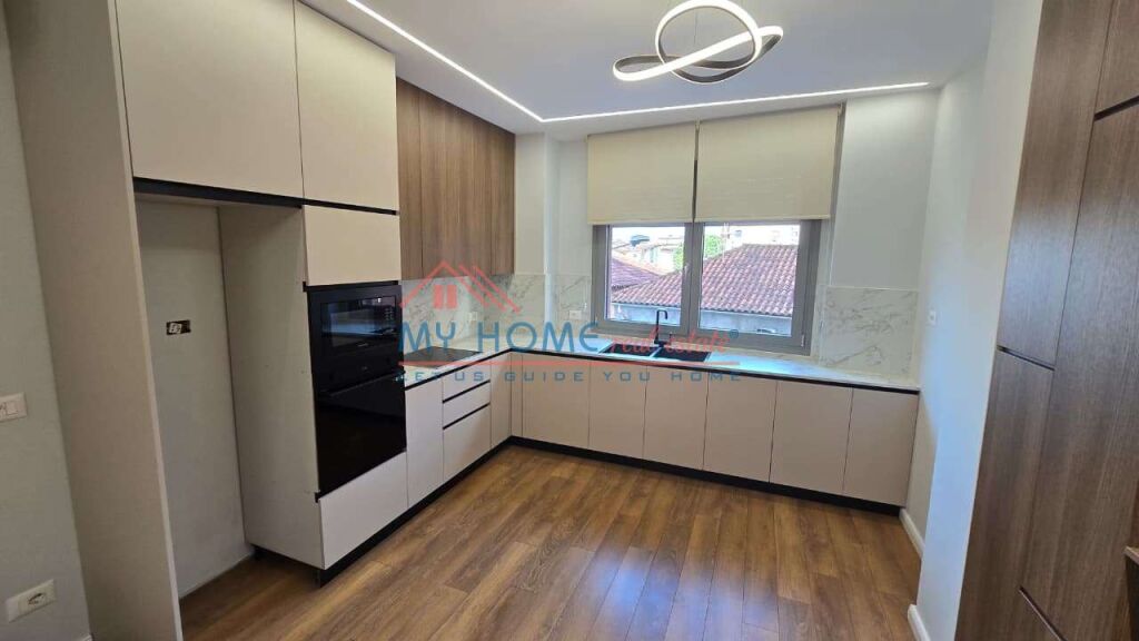 Apartament 2+1+2 Poste parkimi ne shitje tek Tower Bridge ne Tirane