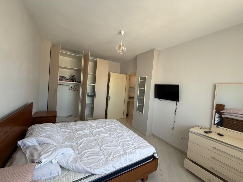 Jepet me qera apartament 1+1 kati 7 me ashensor