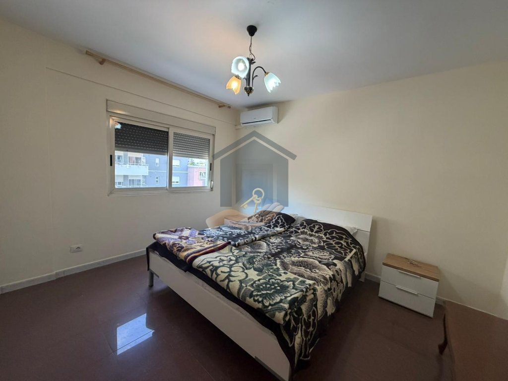 Jepet me qira apartament 3+1 me 2 tualete dhe 2 ballkone në zonën e Vollgës