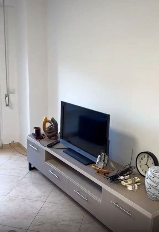 🏢Rruga Siri Kodra,prane Supermarket Xhangollit,jepet me qera apartament 2+1+2,i mobiluar 65,000Leke