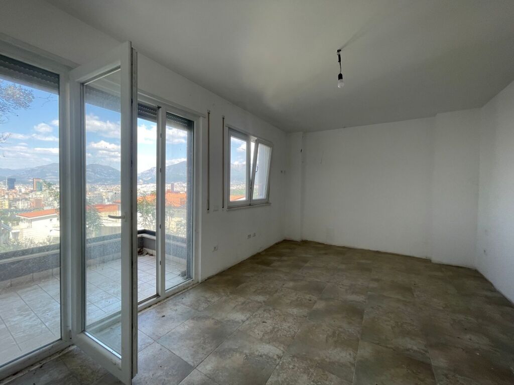 Shitet apartament duplex me sipërfaqe totale 138.5 m² dhe verandë 56 m².
