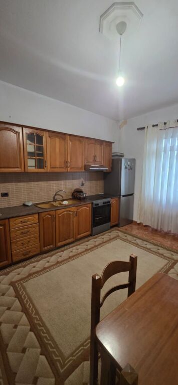 Jepet me qera Shtepi private me oborr tek Blvd i ri