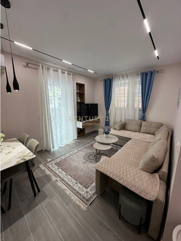 Apartament 1+1 prane Liceut Artistik, Rruga e Elbasanit.