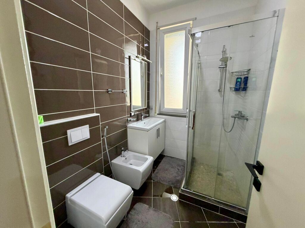 📣 QERA SUPER Apartament 2+1 Me 2 Tualete 📍 Prane Kopeshtit Botanik ✨