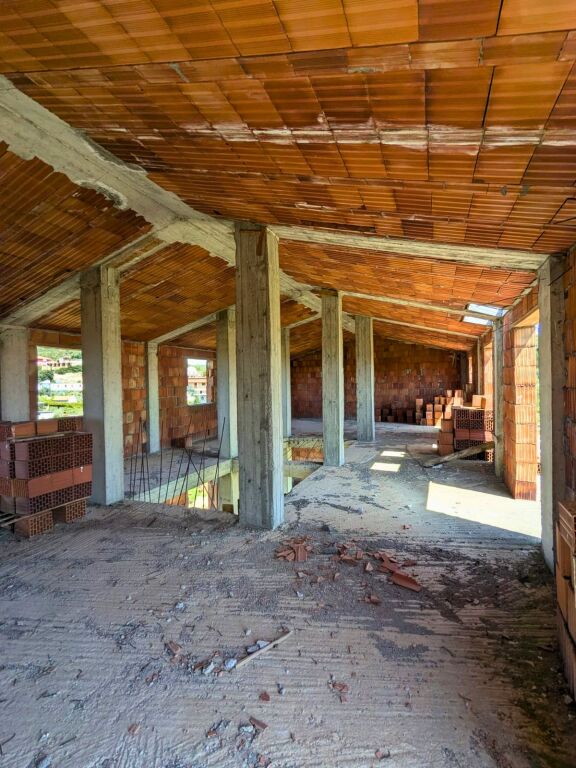 SHITEN 2 OBJEKTE 3-KATËSHE + TOKË NË SPILLE – INVESTIM ME POTENCIAL TË JASHTËZAKONSHËM