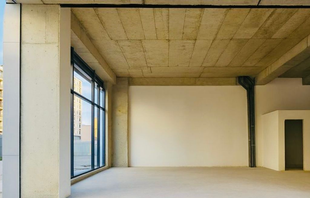 Astir! Spazio Commerciale + Magazzino in affitto! Angolo, sulla strada principale!