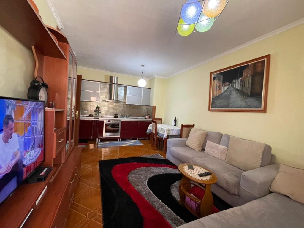 Apartament 2+1 per shitje tek Komuna e Parisit.