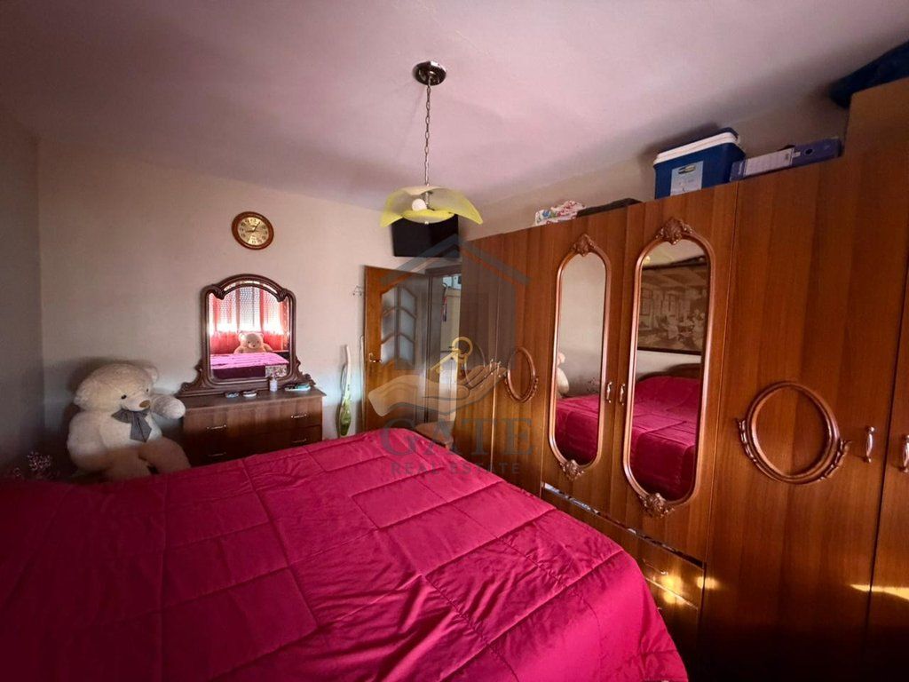 Shitet Apartament 1+1, tek Kryqi i Kuq ,Durrës